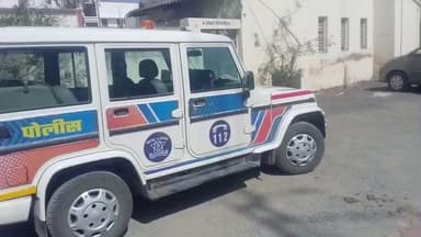 हिंगोली: सेनगाव बाजारपेठेत पोलिसांची कारवाई खंजीरासह एकास ताब्यात तर 15 ट्राफिक केसेस नोंदविण्यात आल्या