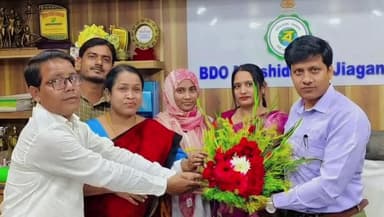 মুর্শিদাবাদ জিয়াগঞ্জ: জিয়াগঞ্জ ব্লকের নবনিযুক্ত বিডিও মানস কুমার বাগকে সৌজন্য সাক্ষাৎ পঞ্চায়েত প্রতিনিধিদের