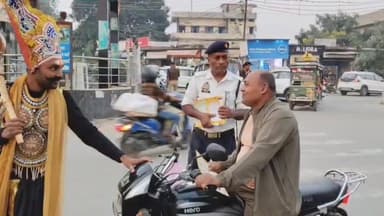 #आजमगढ़ के #अग्रसेन चौराहे पर यमराज एक हाथ में हेलमेट और गदा लेकर सड़क पर उतरे सड़क सुरक्षा नियम मानो वर्ना यमलोक का टिक...