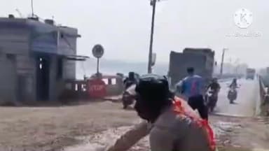 বরজোড়া: বাঁকুড়া দুর্গাপুর 9 নম্বর সড়কে বেহাল রাস্তায় জল ছিটিয়ে ধুলো থেকে পথচলতি মানুষজন রক্ষা করছেন বড়জোড়া ট্রাফিক পুলিশ