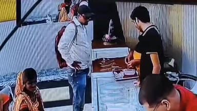 नवागढ़: खरौद की ज्वेलरी दुकान में सोने की चेन से भरे डिब्बे की लूट के मामले में पुलिस ने दोनों बदमाशों का जारी किया पोस्टर