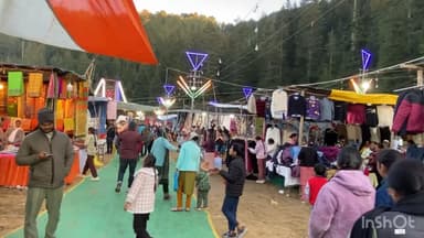 लोहाघाट के रायकोट में लगे मेले में जमकर ख़रीददारी कर रहे हैं लोग।