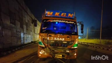 పూతలపట్టు: పాలేరు ఫ్లైఓవర్ వద్ద టాటా పికప్ వాహనాన్ని వెనకనుంచి ఢీకొట్టిన ఐచర్ వాహనం