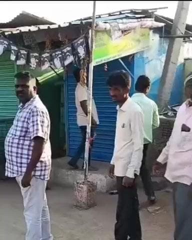 ಶೋರಾಪುರ: ನಗರಸಭೆ ಕಾರ್ಯಾಚರಣೆ ಆಂಗ್ಲ ನಾಮಫಲಕಗಳ ತೆರವು ಕಾರ್ಯ