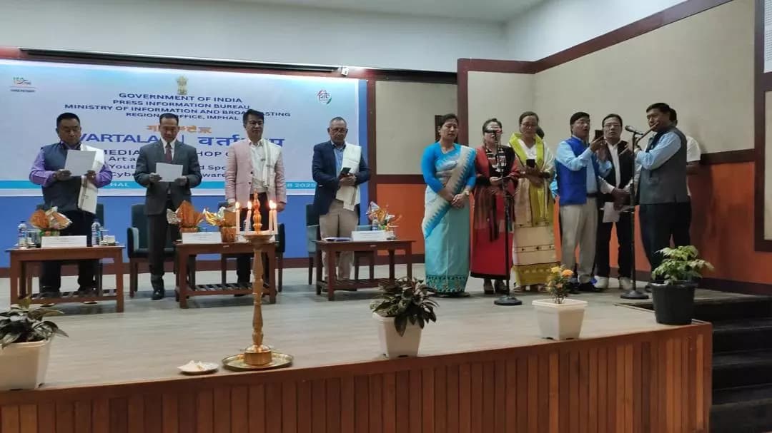 Marking the 150 Years of Vande Mataram celebration, the Artists of CBC, Imphal presented a soulful rendition of #VandeMataram during the Media Workshop #Vartalap, organised by PIB Imphal at Hotel Imphal.