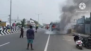 கோபிசெட்டிபாளையம்: குள்ளம்பாளையம் பிரிவு அருகே பேப்பர் லோடு ஏற்றி வந்த வெனில் திடீரென தீ விபத்து