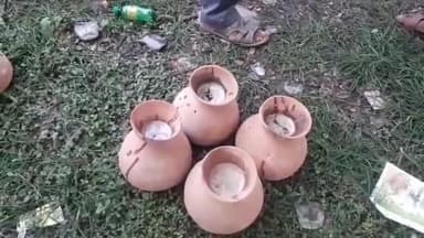 কৃষ্ণগঞ্জ: শীতের আমেজ পড়তেই মাজদিয়া গুড়ের হাটে গুড়ের হাঁড়ি আর শিউলিদের ভীড়