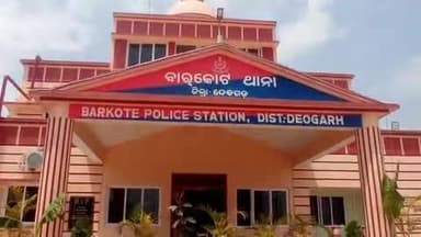 ବାରକୋଟ: #ବାରକୋଟ ବ୍ଲକ ଛକରେ ସ୍କୁଟି ଚାଳକକୁ ବଞ୍ଚାଇବାକୁ ଯାଇ ହାଇବା,ଟ୍ରକ,ବଲେର ମଧ୍ୟରେ ଦୁର୍ଘଟଣା