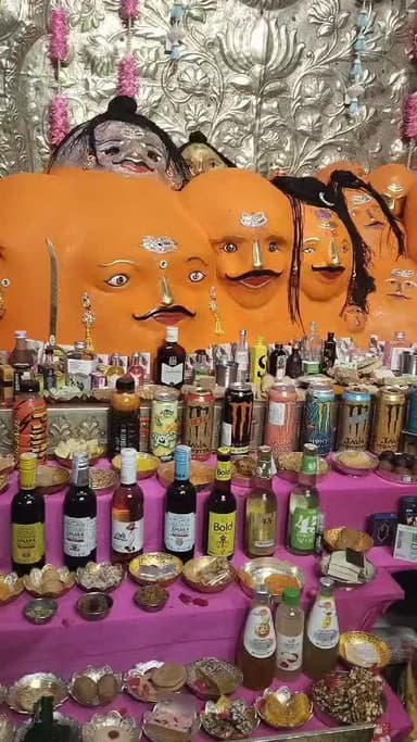 उज्जैन में भागसीपुरा स्थित 56 भैरव मंदिर में 200 प्रकार की मदिरा और 256 से ज्यादा पकवान का भोग लगाया गया।🚩*
#भैरव अष्टमी