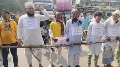 খানাকুল ১: হেলানের সেতু চলে যাচ্ছে আটঘোড়ায়,সেতুর দাবিতে পথ অবরোধ করে বিক্ষোভ হেলান বাজারে