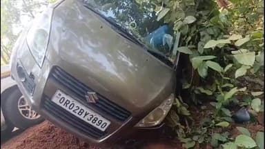 କାମାକ୍ଷାନଗର: ବସୋଇ - ବାରିହାପୁର ଗ୍ରାମ୍ୟ ରାସ୍ତାରେ ଗୁରୁବାର ୧ଟା ୩୦ ବେଳକୁ ଚୋରା ଦେଶୀମଦ ଚାଲାଣ କରୁଥିବା ବେଳେ ଭାରସାମ୍ୟ ହରାଇ ଗଛରେ ପିଟିହେଲା କାର