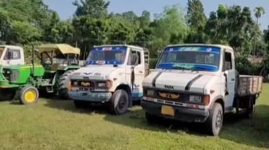 তুফানগঞ্জ ২: অবৈধভাবে বালি পাচারের অভিযোগে টাকোয়ামারী এলাকা থেকে বাজেয়াপ্ত দুটি লরি ও একটি ট্রাক্টর ,ধৃত দুই জন