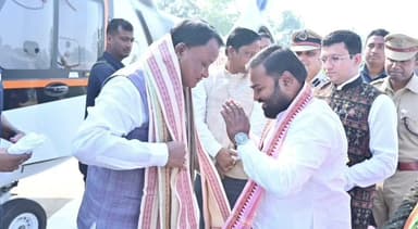 ବାଲେଶ୍ବର ମ୍ୟୁନିସିପାଲଟି: ନୀଳଗିରି କଲେଜ ପଡ଼ିଆ ଠାରେ ମୁଖ୍ୟମନ୍ତ୍ରୀଙ୍କୁ ସଦର ବିଧାୟକ ପୁଷ୍ପଗୁଚ୍ଛ ଉପଢୌକନ ଦେଇ ସ୍ବାଗତ କଲେ