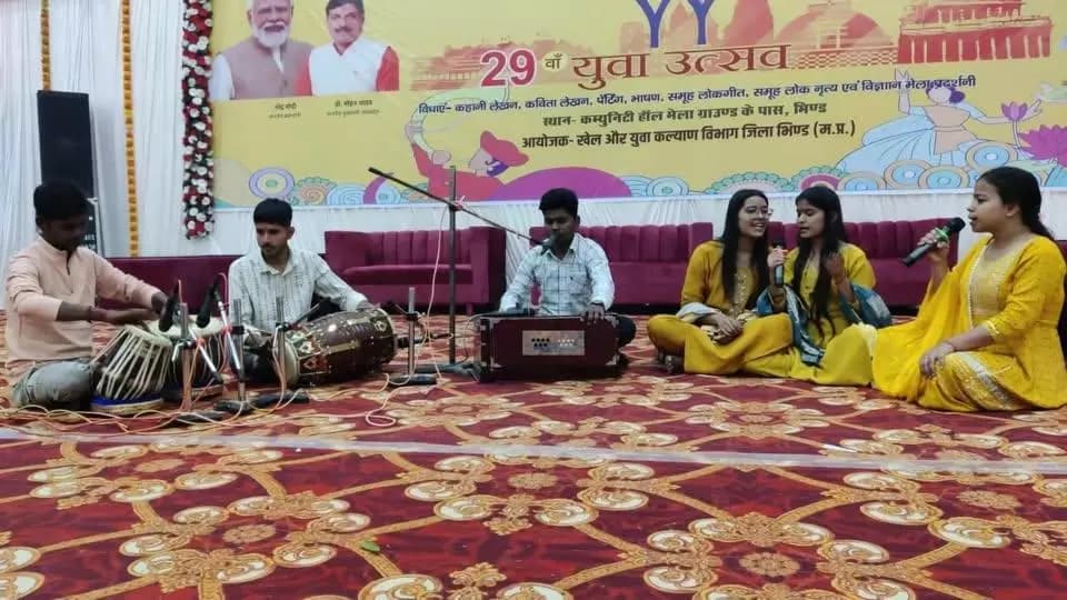 जिला स्तरीय युवा उत्सव कार्यक्रम में छात्र-छात्राओं द्वारा सांस्कृतिक प्रस्तुतियां दी गईं।
#CMMadhyaPradesh
#JansamparkM...