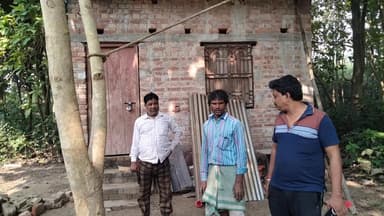 তেহট্ট ১: ভূমিহীনের থাকার জায়গা দিয়ে মানবিক মুখ হযে থাকল,তেহট্ট কালীতলা পাড়ার এক যুবক@