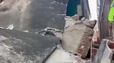 మహబూబ్ నగర్ అర్బన్: పట్టణంలోని పాత తోట వద్ద భవనం కూలి ఇద్దరి కూలీలు మృతి