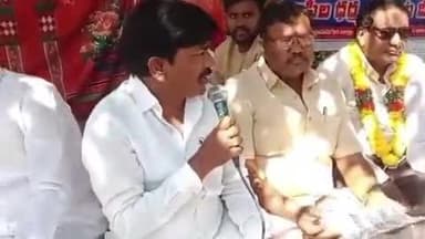 భువనగిరి: బీసీలకు 42 శాతం రిజర్వేషన్లు కల్పించాలని భువనగిరి పట్టణంలో బీసీ సంఘాల దీక్ష