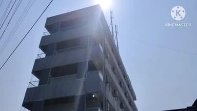 ఖమ్మం అర్బన్: ఖమ్మం లో ఇండ్ల మధ్య సెల్ ఫోన్ టవర్ నిర్మాణాన్ని ఆపివేయాలని డిమాండ్ చేస్తూ రహదారిపై బైఠాయించి మహిళల ఆందోళన