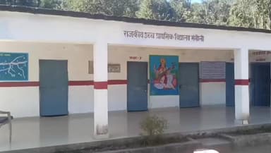 पुल्ला गुमदेश: लोहाघाट ब्लॉक के मंगोली ग्राम सभा के धूरा तोक में गुलदार के हमले के बाद अभिभावकों ने बच्चों को स्कूल नहीं भेजा