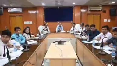 जांजगीर: जिला कलेक्ट्रेट कार्यालय में कलेक्टर ने राजस्व अधिकारियों की समीक्षा बैठक ली, प्रकरणों के निराकरण के दिए निर्देश