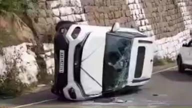 கொல்லிமலை: கொல்லிமலையில் 34 வது கொண்டை ஊசி வளைவில் வந்த கார் நிலைத்தடுமாறி தலைக்குப்பறாக கவிழ்ந்து விபத்துக்குள்ளானது