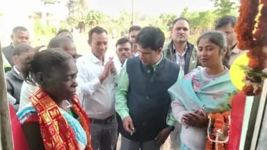 पत्थलगड्डा: झारखंड स्थापना दिवस पर पत्थलगड़ा प्रखंड के शीतलपुर टोला में 8 बिरहोर परिवारों को मिला पक्का घर