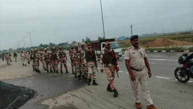 पुनपुन: पुनपुन थाना क्षेत्र में शांति बनाए रखने के लिए थानाध्यक्ष बेबी कुमारी ने किया फ्लैग मार्च