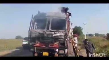 सिंदखेड राजा: धावत्या ट्रकला लागली आग चालकाच्या प्रसंगावधानाने वाचली लाखो रुपयांची सोयाबीन