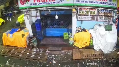 அமைந்தகரை: மார்க்கெட் பகுதியில் பழங்கள் மற்றும் செல்போன் திருடிச் செல்லும் நபர்கள் - வெளியான அதிர்ச்சி சிசிடிவி காட்சிகள்