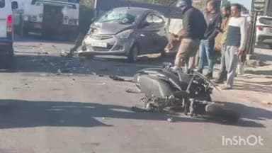 भवारना: पुलिस थाना भवारना के अंतर्गत स्कूटी और कार की हुई जोरदार टक्कर, हादसे में स्कूटी सवार 2 लोग हुए घायल