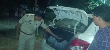 कुरूद: भखारा थाने के सामने संदिग्ध वाहनों की जांच, संदिग्ध लोगों की पड़ताल के साथ नशे की रोकथाम का प्रयास किया गया