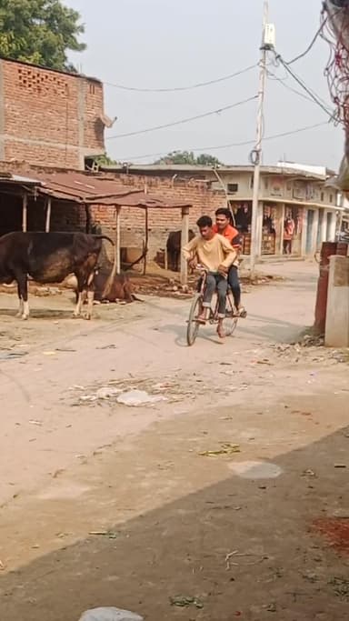 #चलते #साइकिल से धकेल #दिया #comedy #funny #trending #viral #fun #entertainment #memes #followme #sethji5g @neha.umr