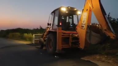 वडवणी: काडीवडगाव रस्त्याच्या कडेला झाडे आणि मातीचे ढिगारे