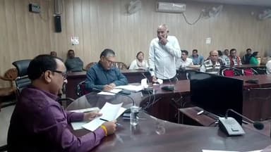 छतरपुर नगर: जिला पंचायत सभा कक्ष में शिक्षाकर्मियों के लिए शिविर, 22 मामलों का मौके पर समाधान
