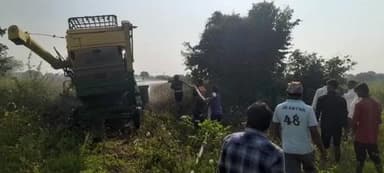 జడ్చర్ల: రాజాపూర్ మండలం కల్లేపల్లి గ్రామంలో హార్వెస్టర్ కు మంటలు ను అదుపు చేసిన అగ్నిమాపక సిబ్బంది