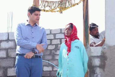 లింగంపేట్: ఎల్లారంలో ఇందిరమ్మ ఇండ్ల నిర్మాణ పనులు పరిశీలన, ఇండ్ల నిర్మాణానికి అవసరమైన సామాగ్రి అందించాలి : కలెక్టర్ ఆశిష్ సాంగ్వాన్