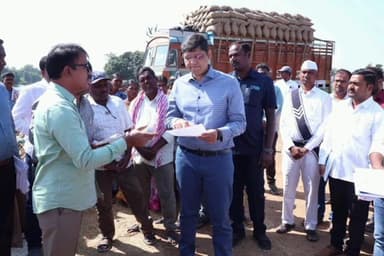 లింగంపేట్: ఎల్లారాం లో వరి కొనుగోలు కేంద్రాన్ని సందర్శించి, ట్యాబ్ ఎంట్రీలు, పేమెంట్ త్వరగా అందించాలి : కలెక్టర్ ఆశిష్ సాంగ్వాన్