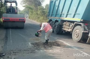 देवास नगर: इंदौर-बैतुल हाइवे पर गड्ढे भरने का काम शुरू, भाजपा नेता सुनील पुरोहित ने सांसद व संभागायुक्त को कराया था अवगत