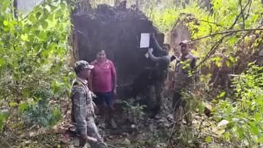 गुदड़ी: कराईकेला पुलिस ने डोगेबेडा में अभियुक्त के घर कोर्ट का इश्तेहार चस्पा किया