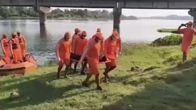 ગણદેવી: નવસારીના ધમડાછા ખાતે પૂર દરમિયાન બચાવ કામગીરી અંગે NDRF ની મોક એક્સરસાઇઝ યોજાઈ