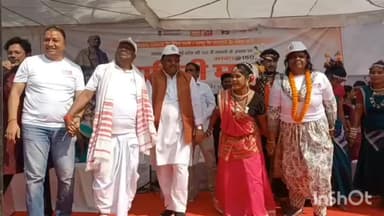 अंबिकापुर: सरगुजा सांसद चिंतामणि महाराज विधायक महापौर कार्यक्रम के दौरान करमा नृत्य करते हुए नजर आए, वीडियो हो रहा वायरल