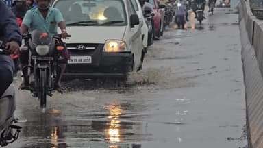 பல்லாவரம்: தாம்பரம் சுற்றுவட்டார பகுதிகளில் கடந்த ஒரு மணி நேரமாக மிதமான மழை முக்கிய சாலைகளில் தேங்கிய மழை நீர்