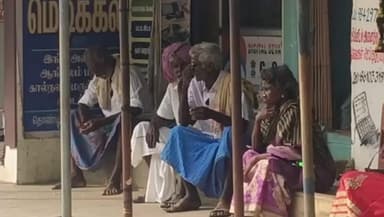 திருவாடனை: திருவாடனை பேருந்து நிலையம் அருகே ஆன்லைன் மூலமாக பயிர் காப்பீடு செய்யப்பட்டதில் சர்வர் கோளாறால் விவசாயிகள் அவதி