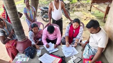 পুরাতন মালদা: সামসাবাদের হঠাৎ পাড়া গ্রামে অনুষ্ঠিত হলো ‘SIR ফর্ম ফিলাপ’ কর্মসূচি