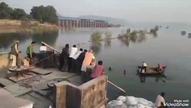 चुनार: अहरौरा मेन कैनाल की लीकेज को बंद करने पहुंची डायनासोर कंपनी, दो दिनों से पानी बंद करने में जुटी, किसानों का धरना जारी