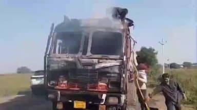 सिंदखेड राजा: धावत्या ट्रकला लागली आग चालकाच्या प्रसंगावधानामुळे वाचले लाखोंचे सोयाबीन, सिंदखेडराजा जालना रोडवरील घटना