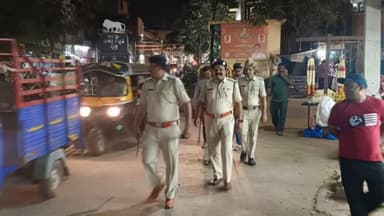 ಹುಬ್ಬಳ್ಳಿ ನಗರ: ಹುಬ್ಬಳ್ಳಿ ನಗರದ ವಿವಿಧ ಪ್ರದೇಶಗಳಲ್ಲಿ ಗಸ್ತು ತಿರುಗಿ ಜನಸ್ನೇಹಿ ಪೊಲೀಸ್ ವ್ಯವಸ್ಥೆ ಕುರಿತು ಜಾಗೃತಿ ಮೂಡಿಸಿದ ಪೊಲೀಸರು