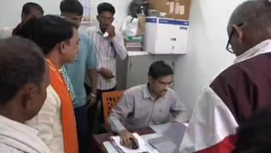 खामगाव: नायब तहसीलदार शेतकऱ्याला म्हणतात... उद्या काय म्हणता आजच मरा मी पेट्रोल आणून देतो, संतापाची लाट