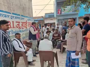 #आज पटियाली विधानसभा के पचपोखरा गांव में वोटर जन जागरूकता अभियान के तहत कई जगह मीटिंग की और लोगों को बताया कि SIR प्रक्रिया में किस तरह से फॉर्म भरना है। कई युवाओं को ट्रेनिंग भी दी।
अब्दुल हफीज गांधी