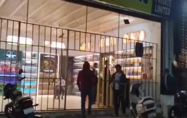 शराब की बोतल में निकला कॉकरोच — भड़के लोग, मचा तगड़ा बवाल
#LiquorScandal #CockroachInBottle #PublicOutrage #BreakingNews #ReadNews #